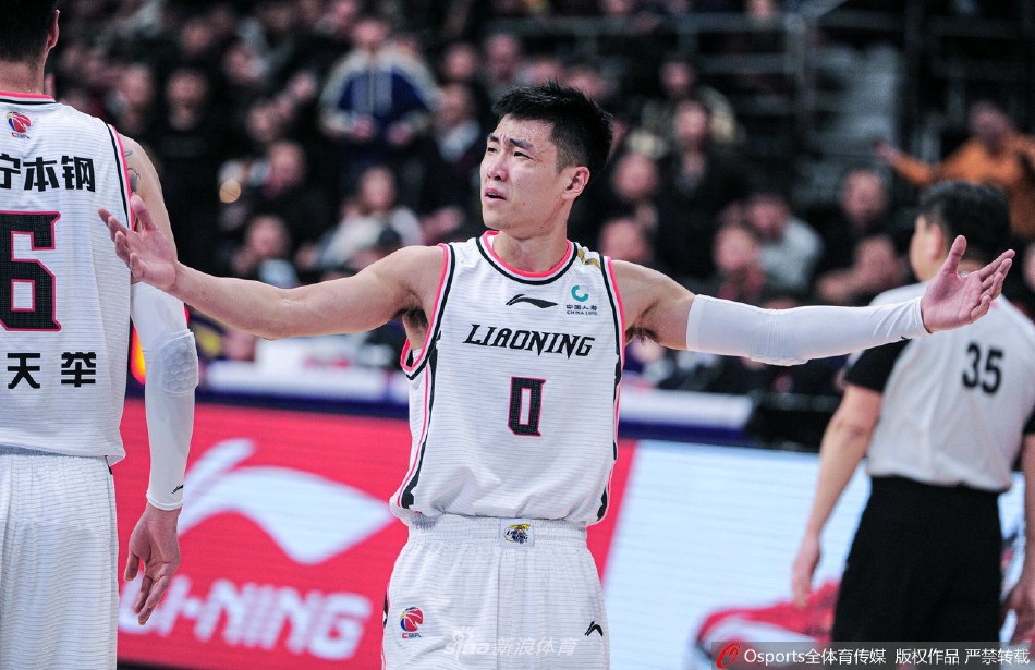 高诗岩在比赛中贴身紧防对手，身体对抗激烈，手臂肌肉线条分明，汗水飞溅中尽显他标志性的顽强防守和拼搏精神