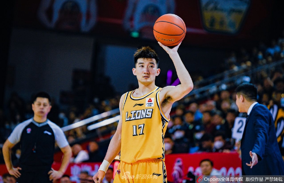 双方球员在篮下形成混战，吉林队多米尼克·琼斯与浙江东阳光多名球员同时起跳争抢篮板，肌肉碰撞，胜负就在毫厘之间，展现了内线争夺的残酷