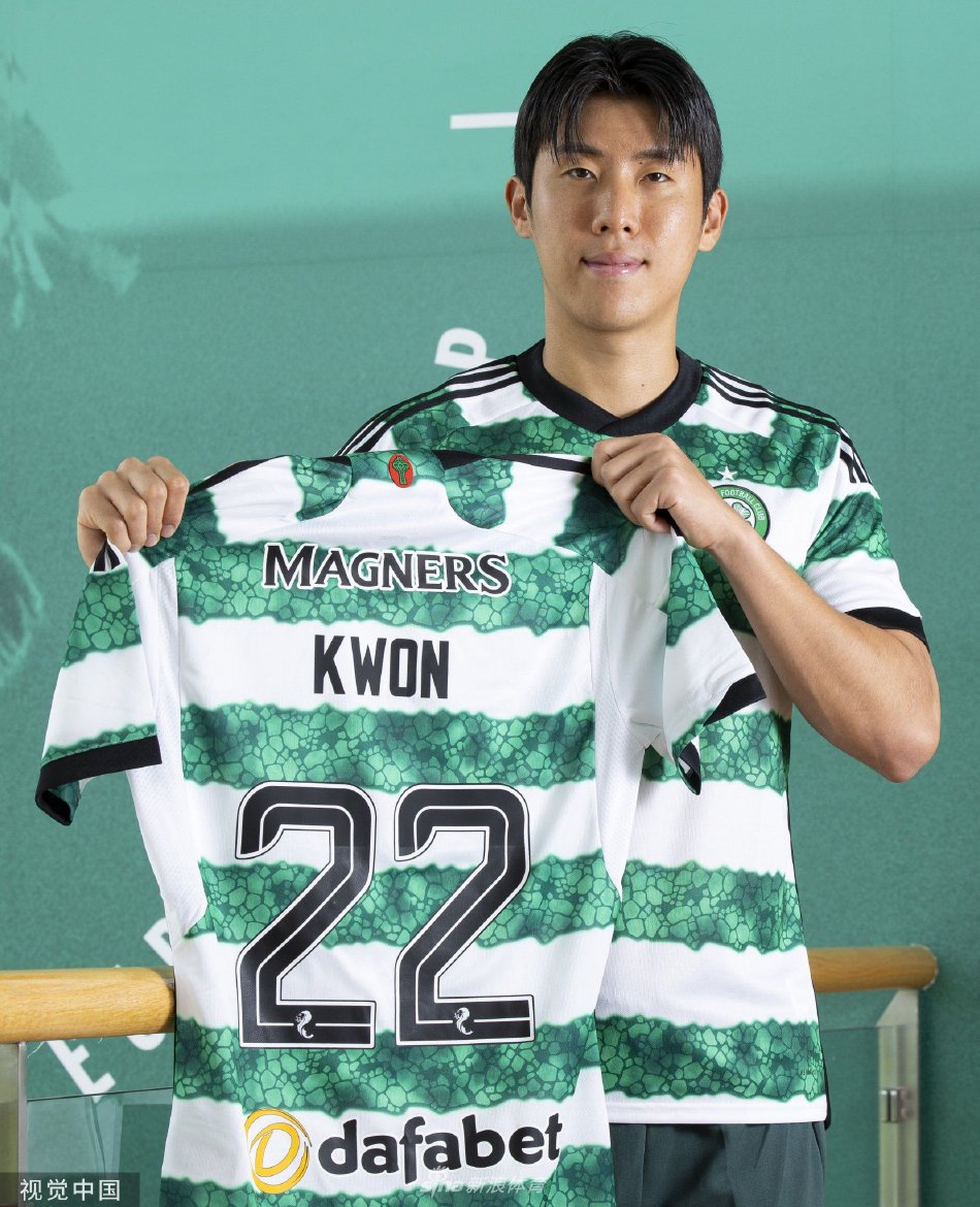 权赫圭举起凯尔特人22号球衣，表情坚定而沉稳，展现出与年龄相符的成熟气质，仿佛已准备好迎接挑战。