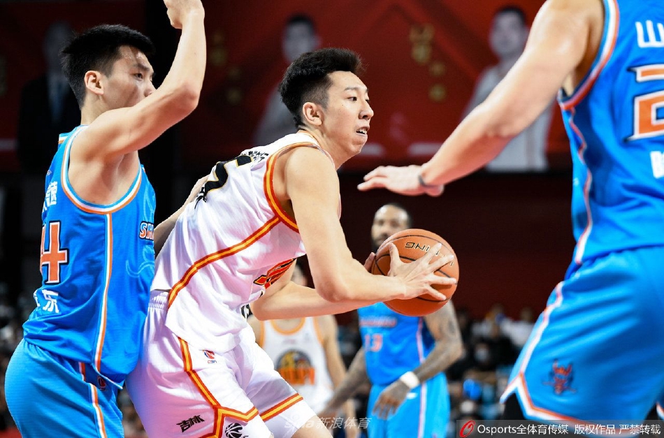 获胜后的吉林九台农商银行队球员们围成一圈，振臂高呼，脸上洋溢着胜利的喜悦，现场球迷的欢呼声将气氛推向了最高潮。