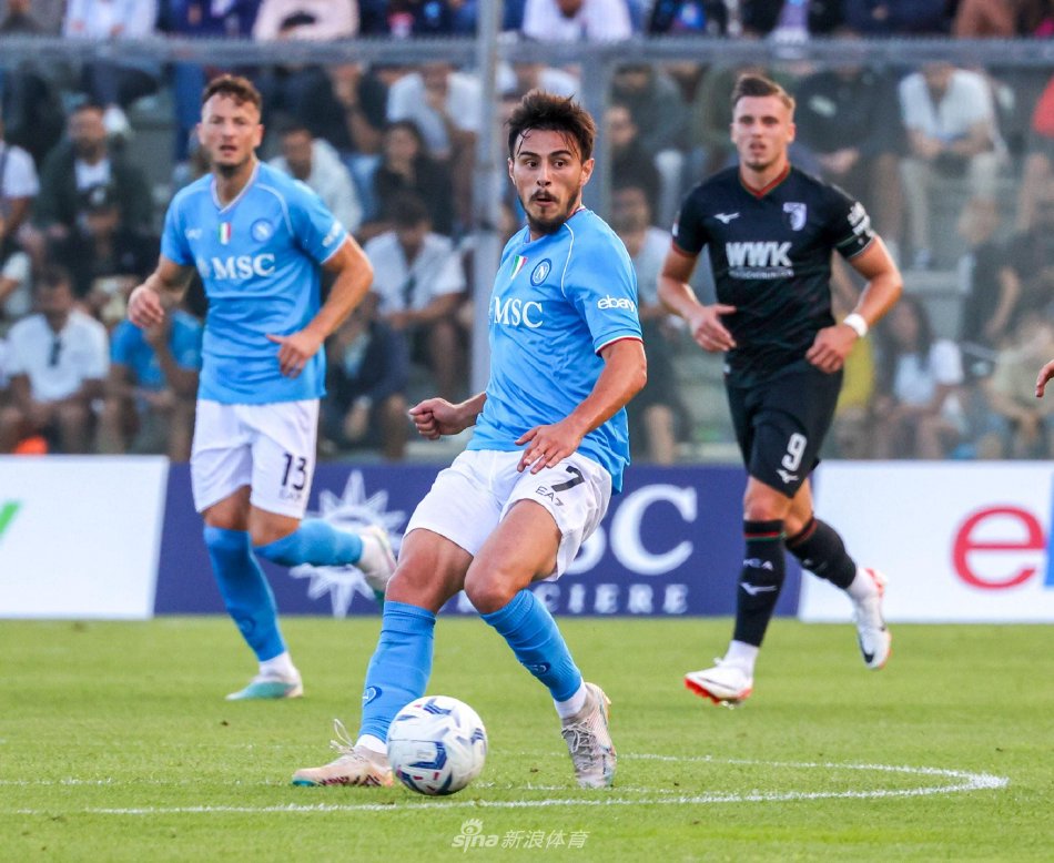 双方球员激烈拼抢：在球场边线附近，身着天蓝与红白球衣的球员寸土必争，身体对抗激烈，足球在混战中即将飞出边界