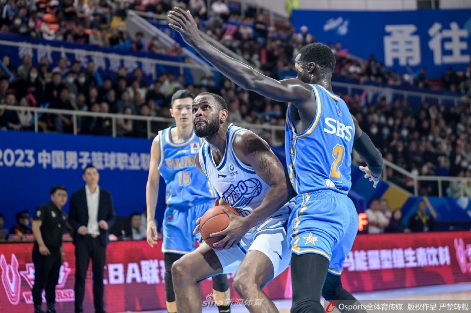 宁波队球员在进攻未果后神情落寞,场边的替补席队友眼神中充满不甘与无奈