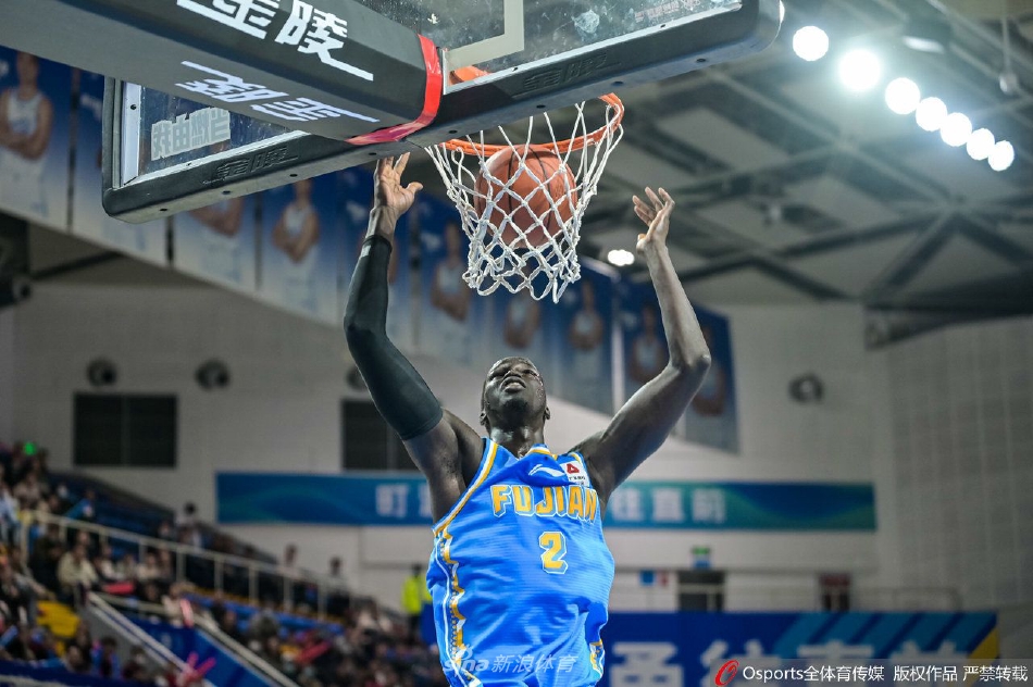 福建队外援亚当斯在两人包夹下强行突破,身体在空中完全舒展,上演高难度拉杆上篮