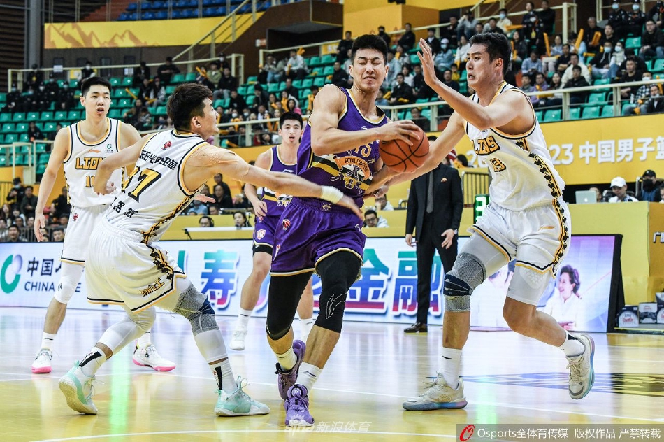 浙江东阳光的“锋线尖刀”朱俊龙展翅高飞，如同一道铜墙铁壁，将北京控股球员张帆的上篮尝试狠狠封下，展现了恐怖的防守覆盖面积。