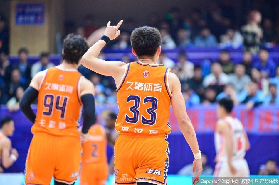 上海队核心球员王哲林和特林布尔在比赛中兴奋击掌，两人脸上洋溢着自信的笑容，彰显了球队在客场的强大凝聚力和求胜欲望。