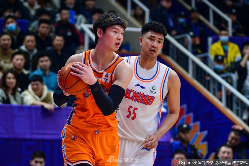 上海久事队外援布莱德索持球快速突破，他身形压低，速度极快，如同一道闪电撕开四川队的防线，准备上演一次精彩的欧洲步上篮。