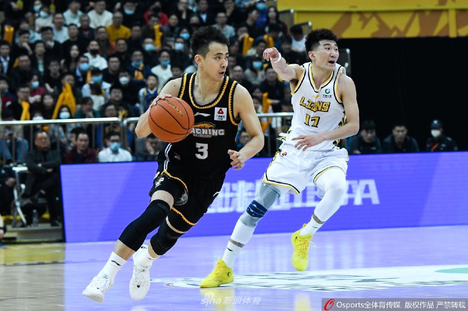 乱军丛中，郭艾伦遭遇三人合围仍强行起跳，他在失去平衡前奋力将球传给篮下的韩德君，眼神中透露着不甘与对胜利的极度渴望。