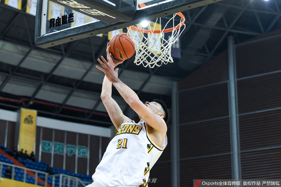 福建队小外援亚当斯与浙江队防守悍将威尔斯在边线球权争夺中互不相让，肌肉碰撞的激烈感几乎要溢出屏幕。