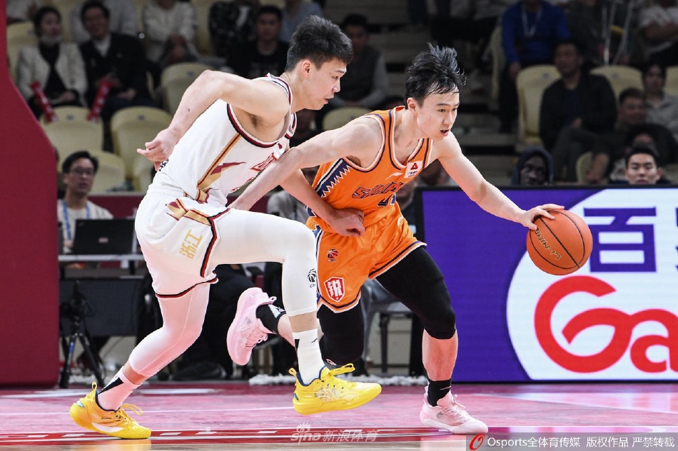 比赛结束后，浙江队的球员们神情落寞地走向替补席，大比分的失利让他们倍感失落，而场边身穿白色西服的新援拉科塞维奇则托着下巴，若有所思地观望着场上的一切。