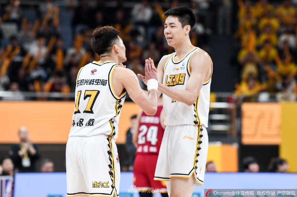 孙铭徽在面对山西球员的紧逼防守时闲庭信步,他敏锐地捕捉到队友的跑位,即将送出一记穿透对手防线的绝妙传球,此刻整个球场都在他的掌控节奏之中。