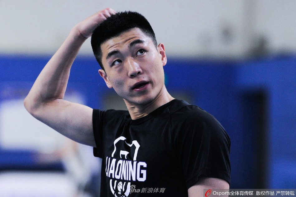 高诗岩身穿山东队0号球衣，在正式签约仪式上手持篮球，背景是山东男篮的标志，画面定格在他职业生涯翻开崭新一页的历史瞬间