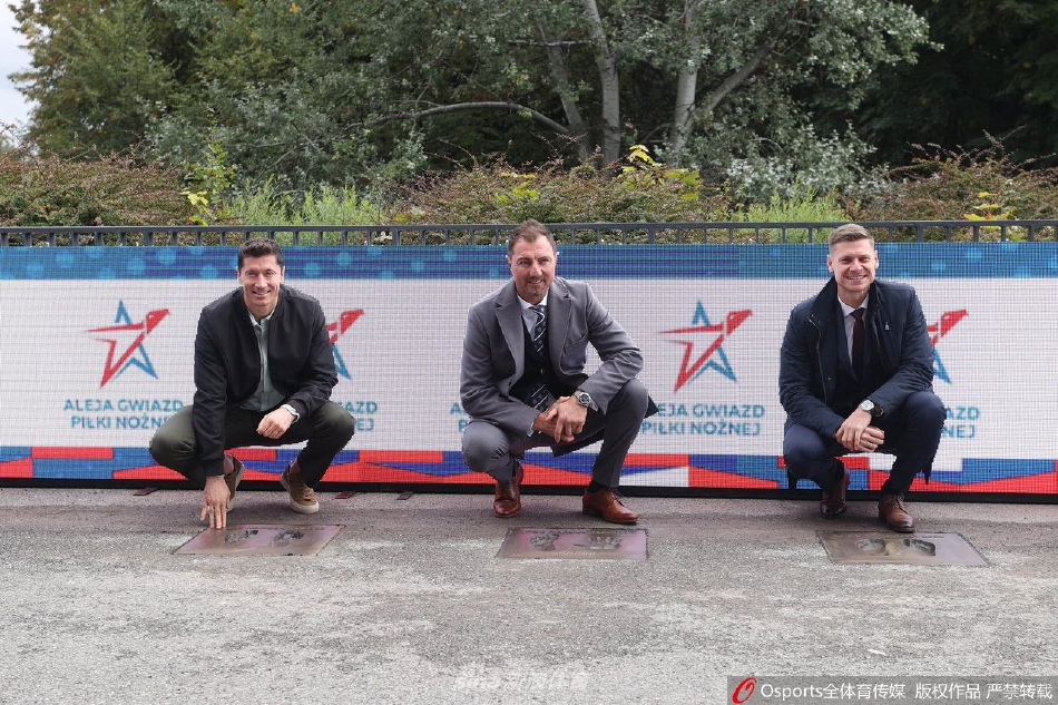 莱万多夫斯基与妻子安娜一同出席典礼，两人共同注视着刚刚完成的脚印模具，脸上洋溢着幸福与自豪的笑容，这份荣耀是他们共同奋斗的见证。