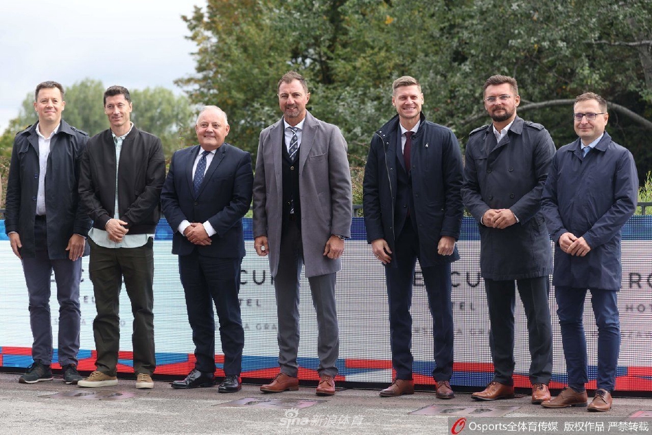 在庄重的颁奖典礼上，莱万多夫斯基身着正装，从波兰足协负责人手中接过象征最高荣誉的奖杯，现场闪光灯此起彼伏，记录下这一里程碑时刻。