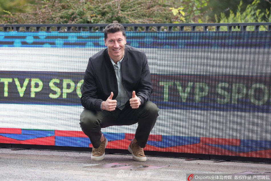 镜头特写水泥地上那清晰深刻的脚印，周围环绕着波兰足球名人堂的标识，这个简单的模型将穿越时光，向后世讲述一代射手王的传奇故事。