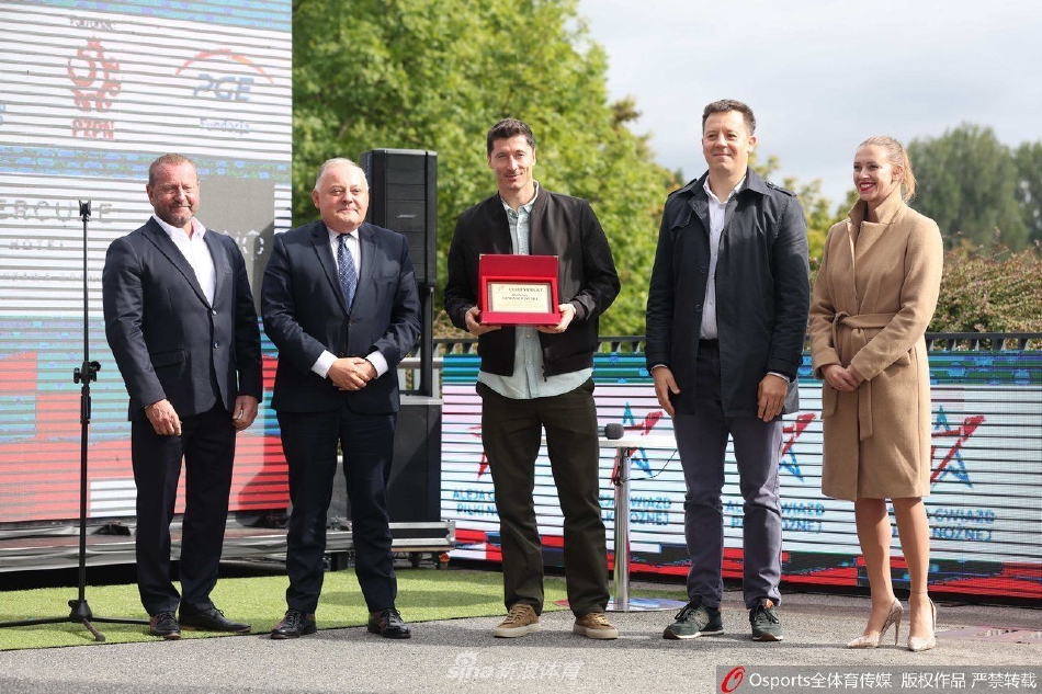 莱万多夫斯基站在自己永久的荣誉标志旁，向在场的所有嘉宾、球迷及镜头挥手致意，眼神中充满了对过往的感激与对未来的坚定。