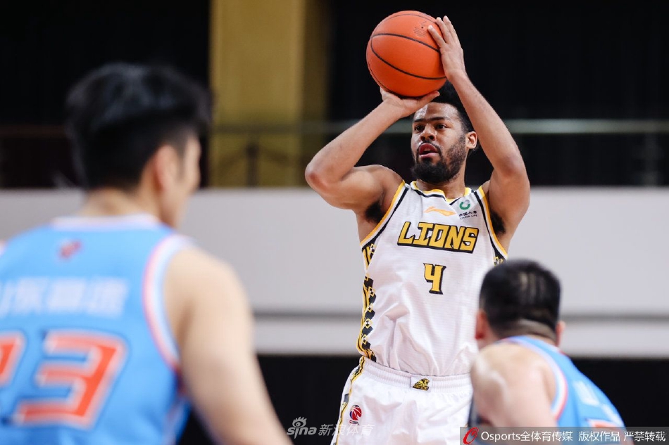 孙铭徽在高速运球推进中，用眼神示意队友跑位，作为球队大脑，他从容地指挥着这场攻势如潮的比赛。