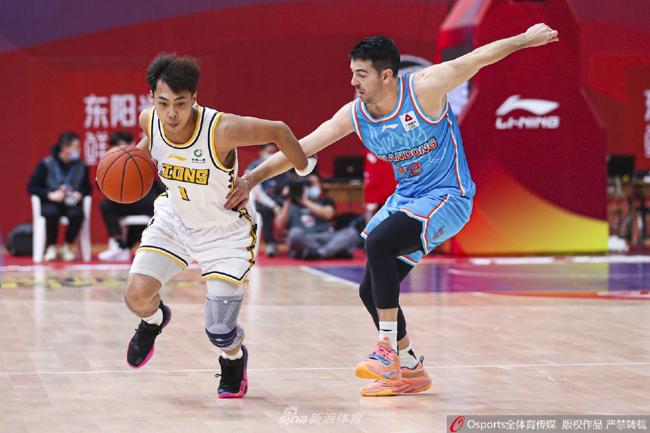 库克面对山东高速球员的贴身防守，依然从容运球寻找节奏，他眼神坚定，随时准备给对手致命一击。