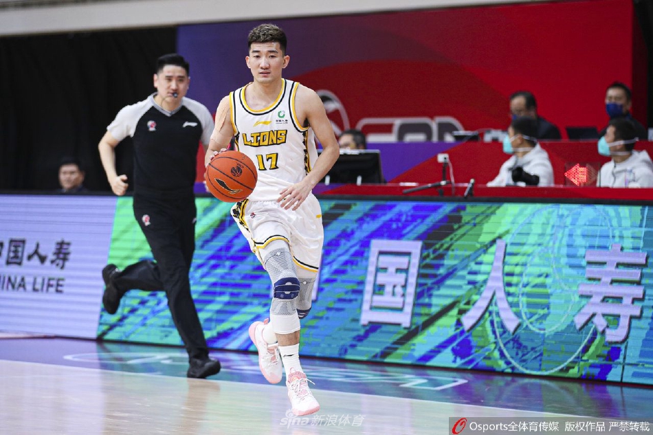 进球后的库克与队友朱俊龙击掌相庆，脸上的笑容灿烂而自信，这位新援已经完全融入了球队的氛围中。