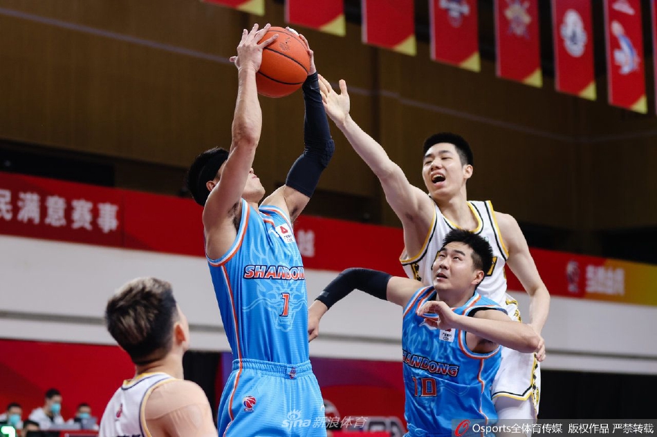 山东队陶汉林在浙江队内线许钟豪和吴骁的包夹之下，依然强硬地将球扣进篮筐，展现了小鲨鱼在内线的统治力。