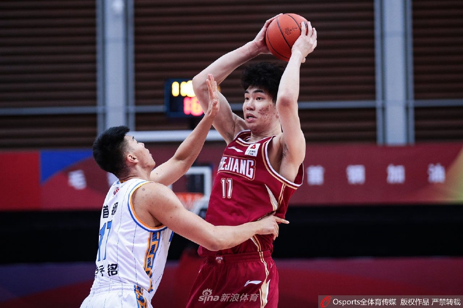 盖利在完成一次关键进攻后，面对全场观众张开双臂，尽情享受这属于胜利者的荣光时刻