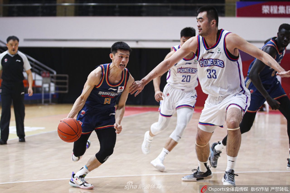 天津先行者金鑫在篮下卡位拼抢篮板,他肌肉紧绷,青筋暴起,用尽全力将同曦队员挡在身后,捍卫着球队的禁区。