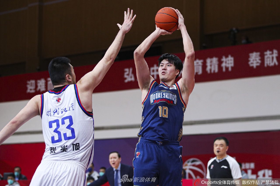 比赛结束后,天津先行者的球员们神情落寞地走下场,张兆旭的背影在灯光下显得格外无奈,八连败的苦涩写在每个人的脚步里。