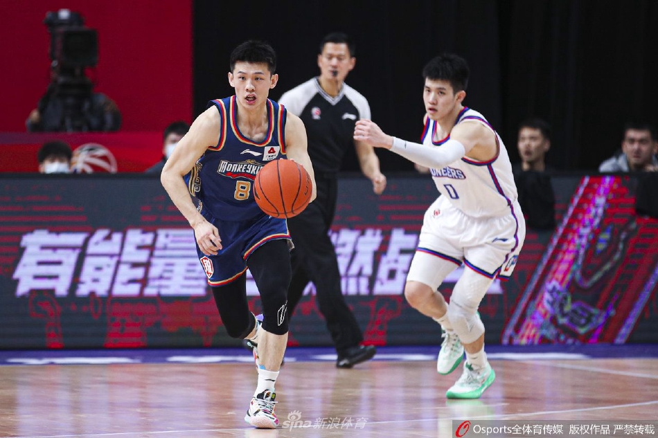 年轻的林葳在关键时刻手起刀落,三分球应声入网,他握紧拳头放声怒吼,脸上写满了属于年轻人的自信与锋芒。