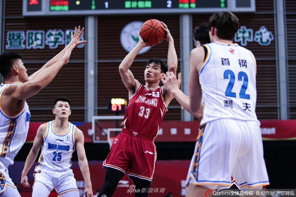 北京队中锋范子铭在浙江队多人围堵下依然强硬地将球放进篮筐，展现了内线猛兽的强硬姿态