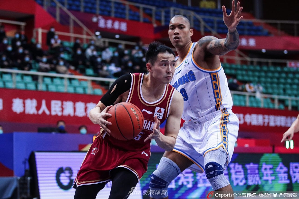 北京首钢新星曾凡博高高跃起，试图以一记势大力沉的单手劈扣终结进攻，展现了中国篮球新星的惊人天赋