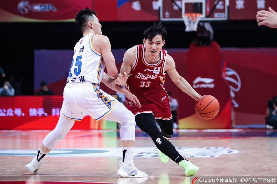 浙江稠州金租球员刘泽一在人群中奋力拼抢下前场篮板，他的眼神坚毅，肌肉紧绷，展现了强悍的球场斗士风范