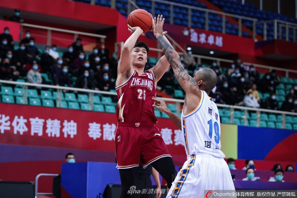 陆文博底角三分手起刀落，篮球划过球场上空，精准地坠入网窝，引爆了浙江队的替补席