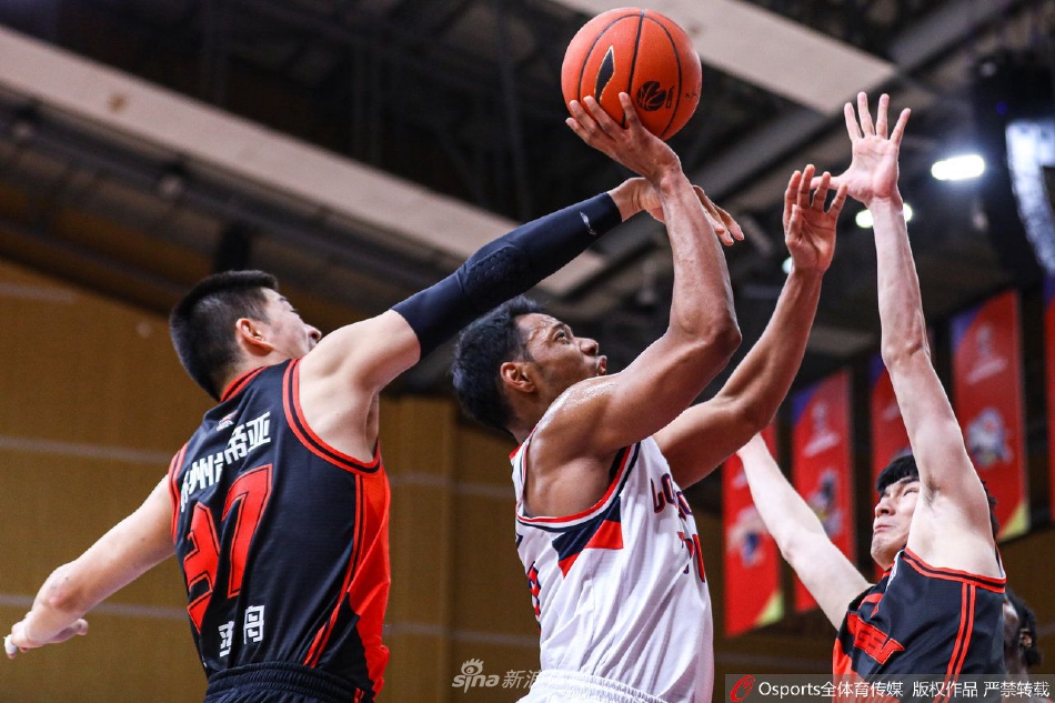 苏州肯帝亚核心外援布莱克尼突破重围，试图在人群中寻找传球路线，但本场他遭遇广州队的严密包夹，全场发挥失常。