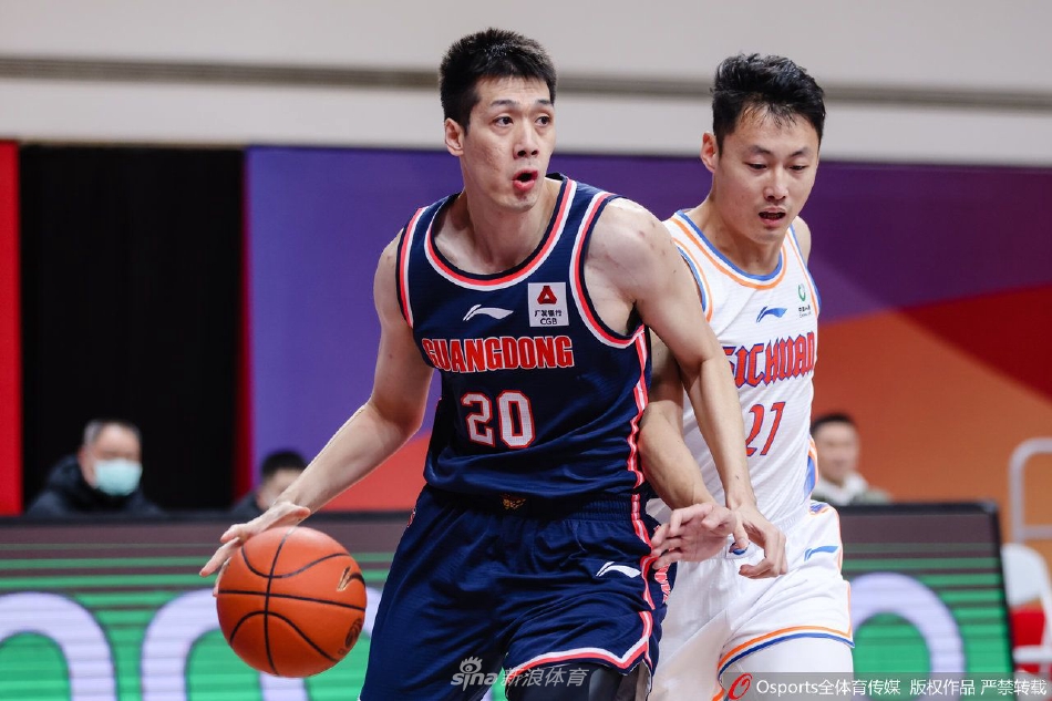 广东队球员王薪凯在三分线外出手投篮,皮球在空中划过一道完美弧线,他的眼神紧紧跟随篮球飞向篮筐的方向