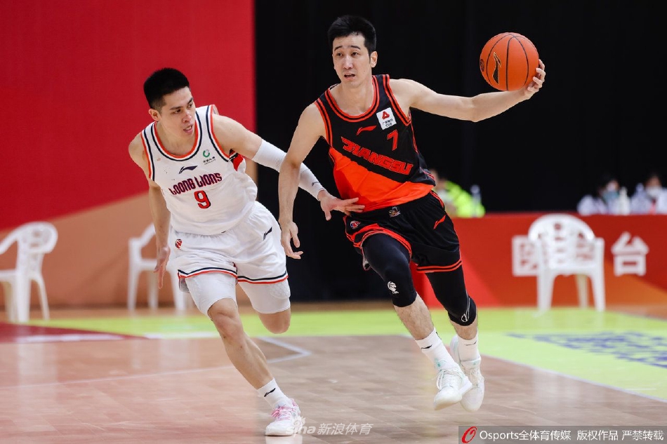 广州队球员祝铭震底角三分出手瞬间，篮球在空中划出一道完美的弧线，他本场手感火热，是球队外线最可靠的炮台。