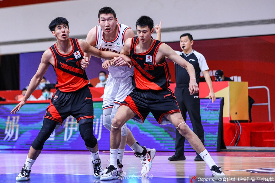 广州队外援乔丹-贝尔在肯帝亚内线高高跃起，以一记势大力沉的单手劈扣震撼全场，展现出他劲爆的身体素质和篮下统治力。