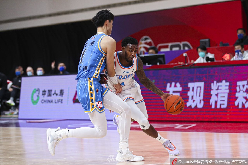 曾凡博面对防守者毫无惧色，他利用节奏变化突破防线，在空中对抗后依然稳稳将球送入篮筐。