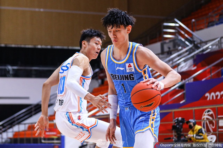 赛后，年轻的曾凡博与队友翟晓川击掌庆祝，脸上洋溢着属于胜利者的灿烂笑容。