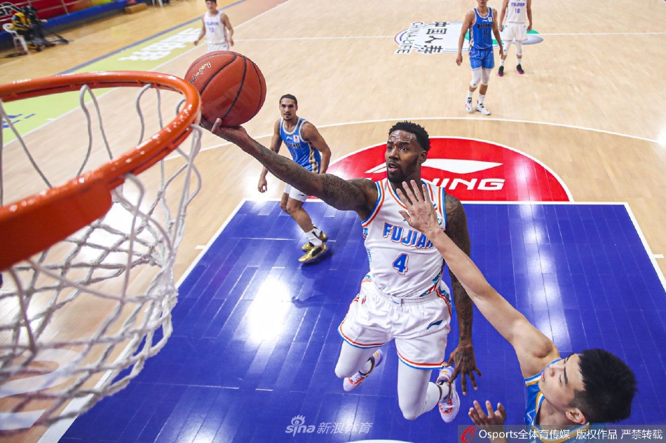 面对扑防上来的对手，曾凡博眼神坚毅，手起刀落再中一记三分，点燃了全场观众的激情。