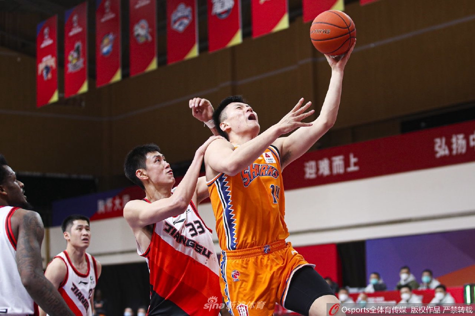 布莱德索与队友击掌庆祝胜利，八连胜的喜悦洋溢在每个人脸上