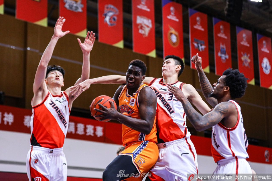 布莱克尼顶着防守强行出手，眼神中充满不甘与求胜欲望