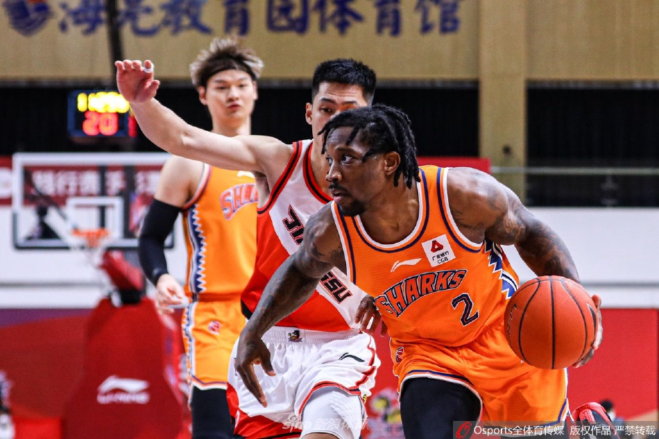 刘正清底角三分手起刀落，年轻小将用三分球为球队注入活力