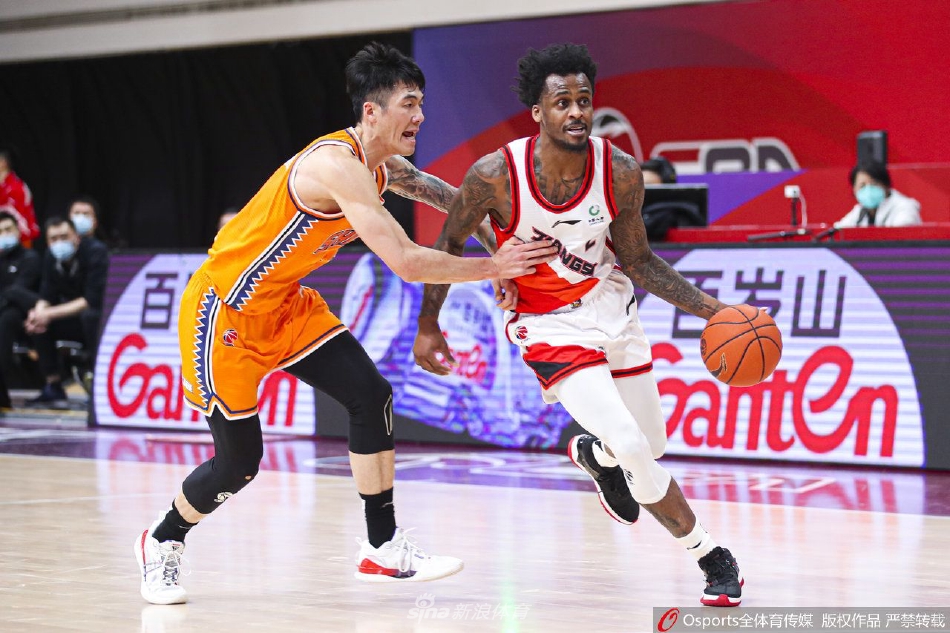 李禄瞳高高跃起保护后场篮板，年轻内线在拼抢中不断成长