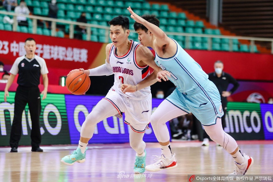 广州队年轻中锋李炎哲在肌肉丛林中拼下前场篮板,随后强硬起身隔着防守人将球放入篮筐,眼神充满杀气