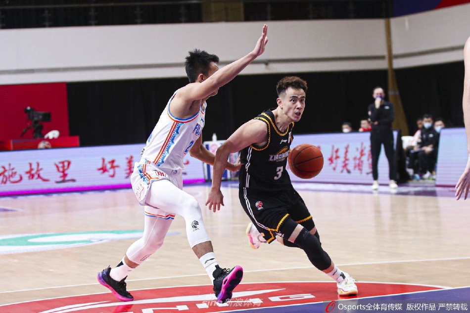 张镇麟持球快攻反击,他迈开大步如飞人般掠过中场,脸上写满了青春的活力与必胜的决心。