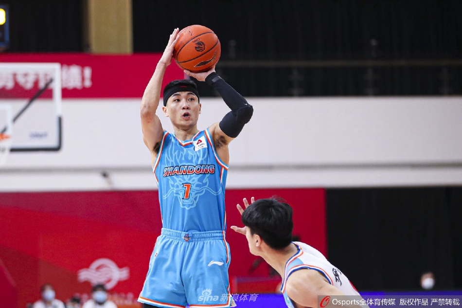 赛后，高诗岩与队友乔文瀚击掌相庆，两人脸上洋溢着胜利的喜悦。这场大胜是团队合作的结晶，高诗岩的三双更是铭刻在CBA历史中的荣耀时刻。