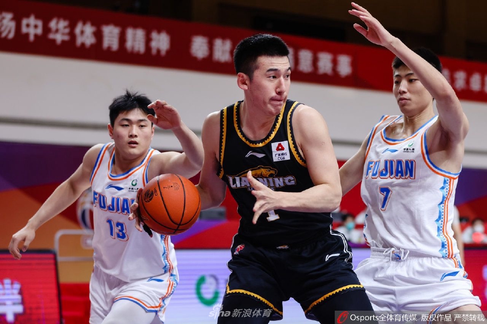 辽宁队后卫赵继伟在运球突破时遭遇夹击,他用一个逼真的假动作晃开防守球员,目光如炬地观察着场上队友的跑位。