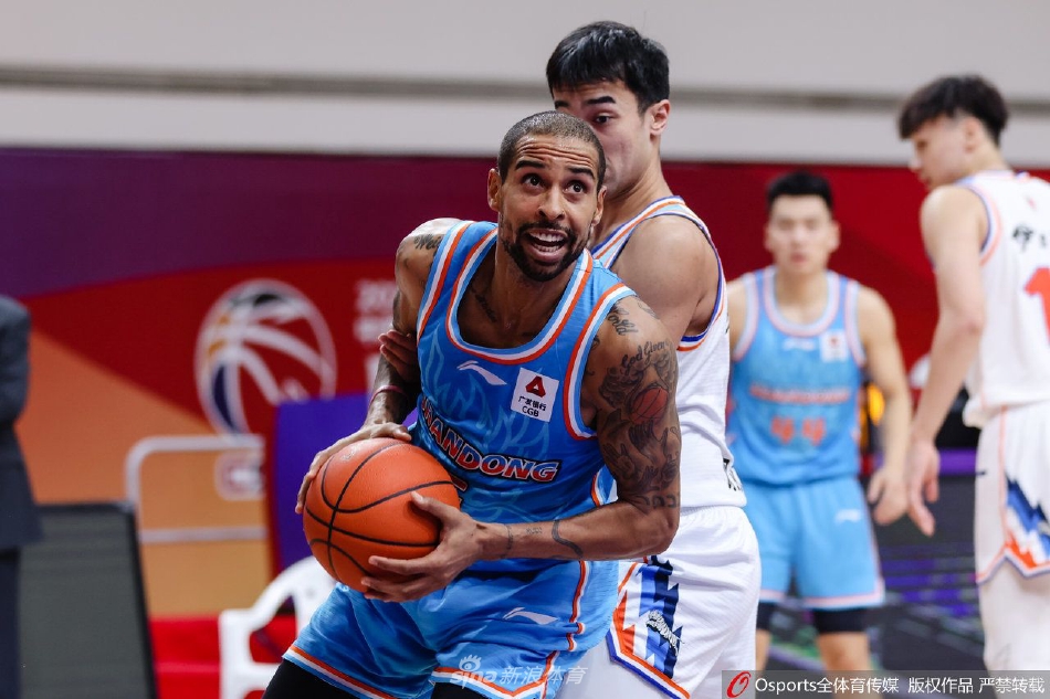 高诗岩在三分线外果断出手，篮球在空中划出一道完美的弧线，皮球应声入网。他紧握拳头，脸上露出自信而坚毅的表情，这一刻他就是球场的主宰。