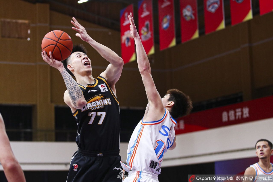 比赛结束后,辽宁队的球员们并没有急着离场,而是聚在一起,付豪成为全队的焦点,大家脸上洋溢着轻松而快乐的笑容。