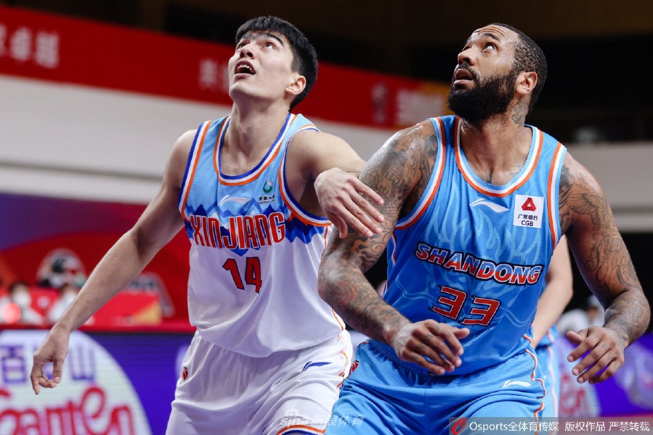 山东队外援兰兹博格面对新疆队的严密防守，依然闲庭信步般跳投得分，他全场砍下27分，是球队攻城拔寨的又一大利器，让对手防不胜防。