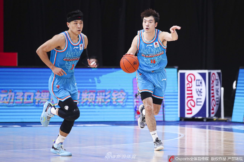 陈培东在快攻中如闪电般突破，他娴熟地控制着皮球，眼神观察着队友的跑位，随时准备送出致命一传或自己上篮得分，充满了青春与活力。